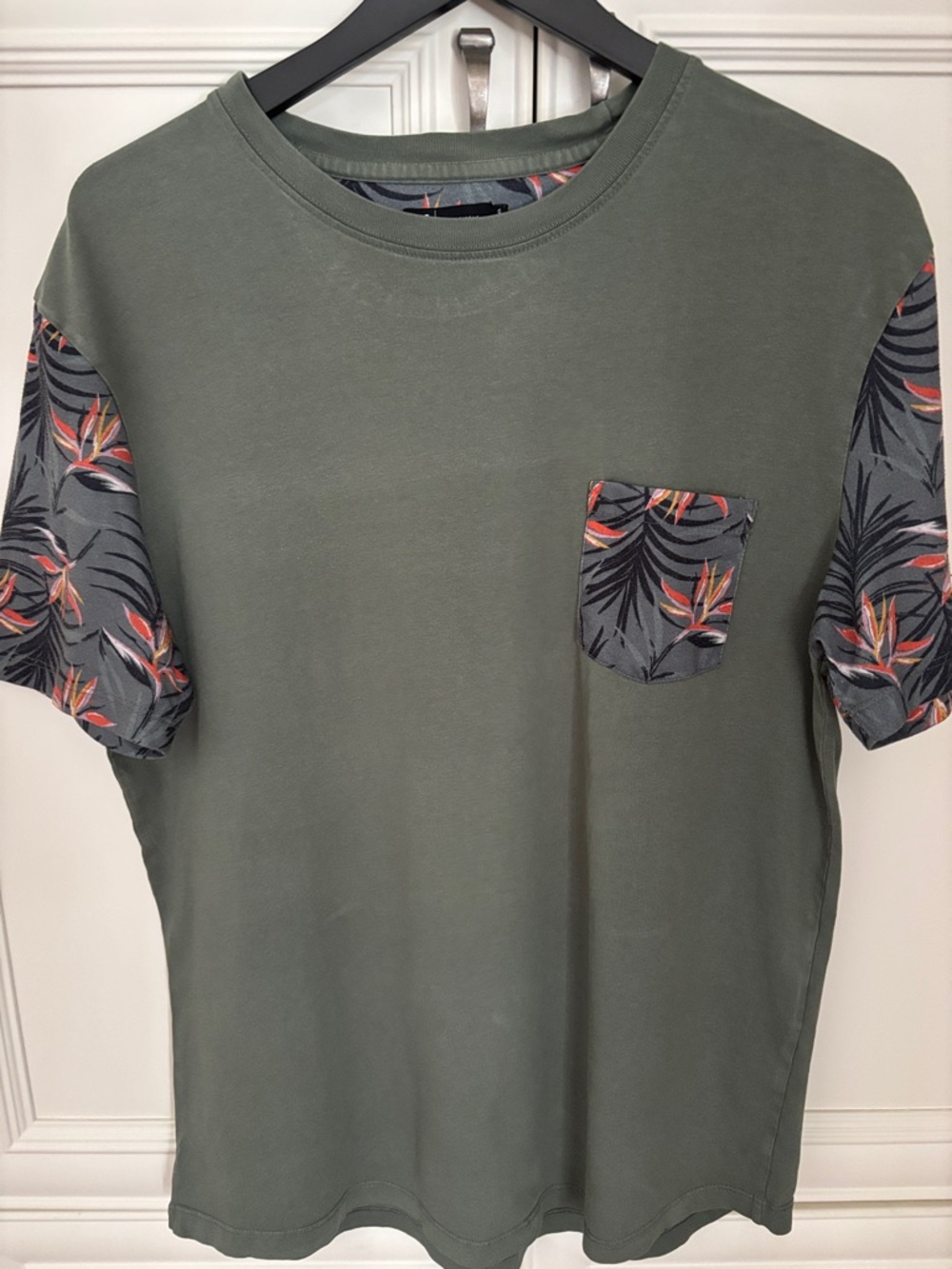 Simons Olive Green Short-Sleeve Tee with Tropical Accent Pocket & Sleeves
